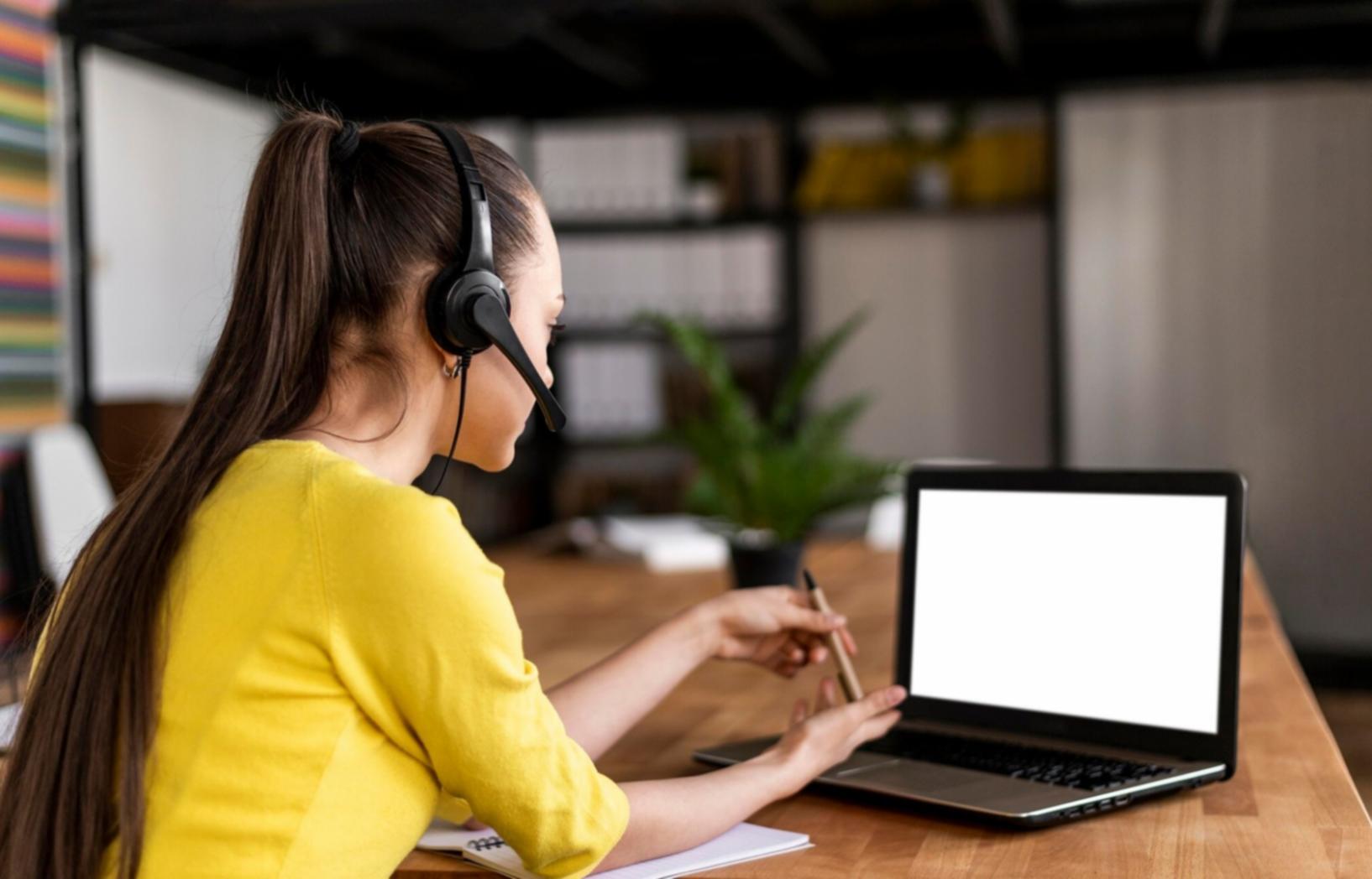 Ambiente domestico tranquillo con elementi naturali per pratica meditativa