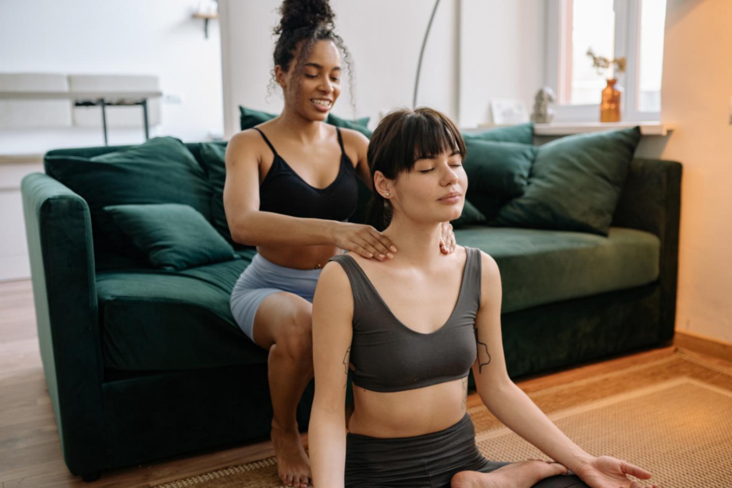 Spazio di meditazione tranquillo con luce naturale